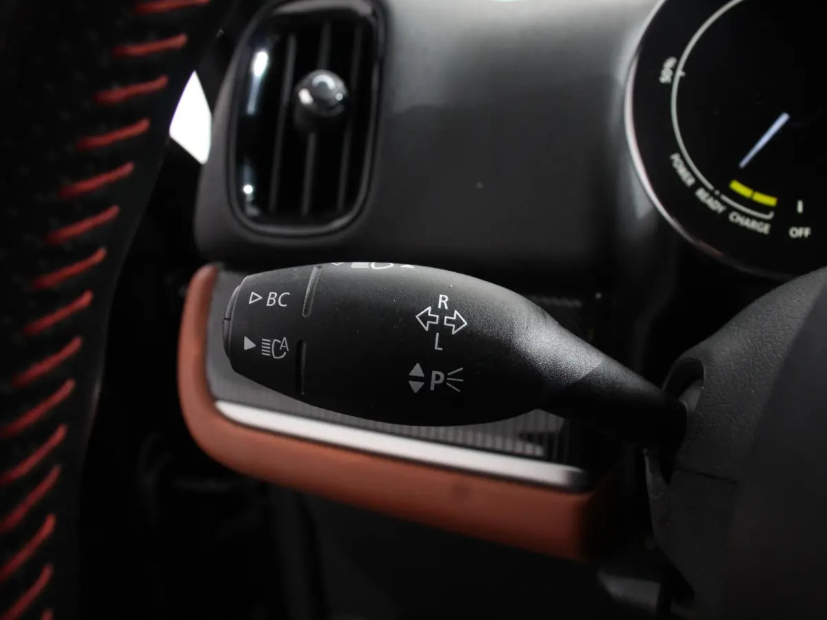 1.5 Cooper PHEV ALL4 Chili Automaat Climate control Adaptieve cruise control HUD Lichtmetalen velgen Navigatie Parkeersensoren Camera Stoelverwarming