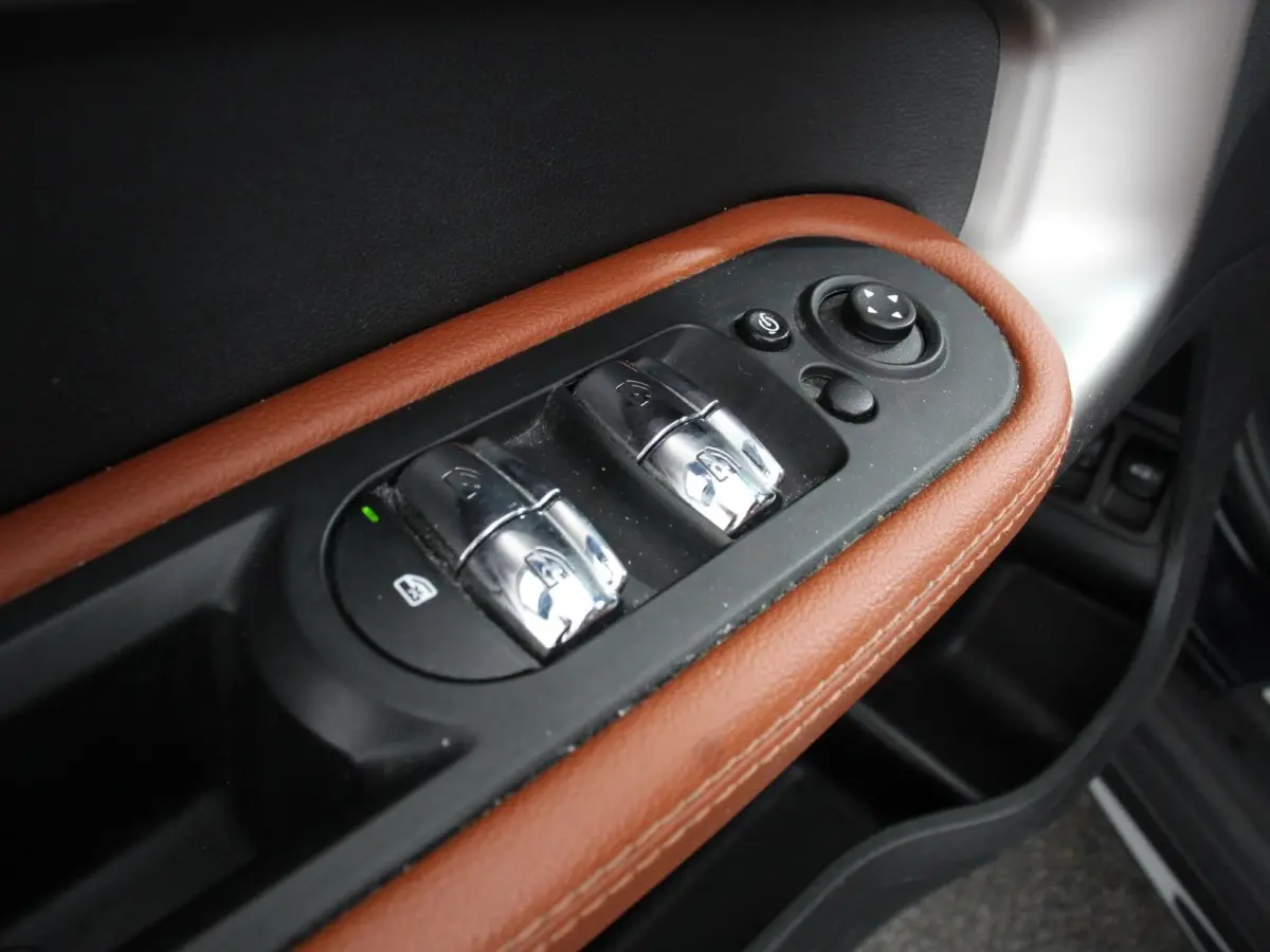 1.5 Cooper PHEV ALL4 Chili Automaat Climate control Adaptieve cruise control HUD Lichtmetalen velgen Navigatie Parkeersensoren Camera Stoelverwarming