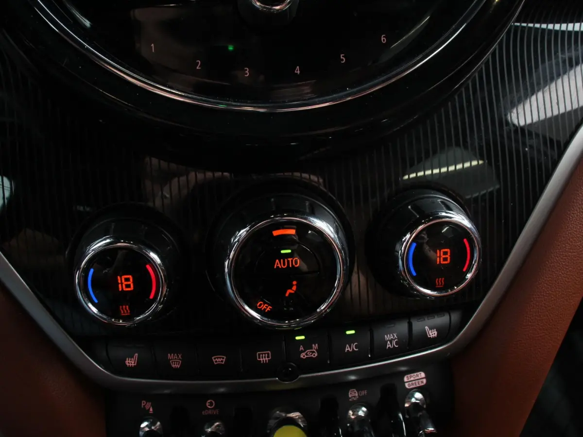 1.5 Cooper PHEV ALL4 Chili Automaat Climate control Adaptieve cruise control HUD Lichtmetalen velgen Navigatie Parkeersensoren Camera Stoelverwarming