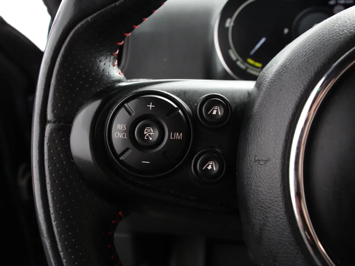 1.5 Cooper PHEV ALL4 Chili Automaat Climate control Adaptieve cruise control HUD Lichtmetalen velgen Navigatie Parkeersensoren Camera Stoelverwarming