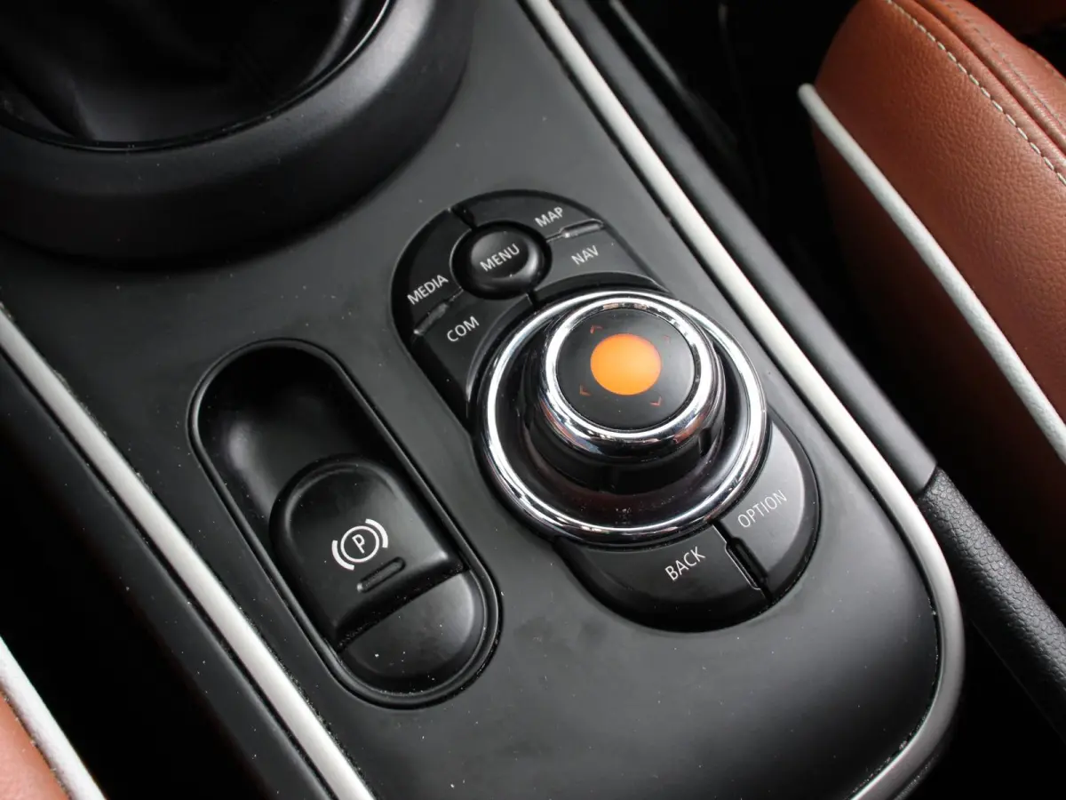 1.5 Cooper PHEV ALL4 Chili Automaat Climate control Adaptieve cruise control HUD Lichtmetalen velgen Navigatie Parkeersensoren Camera Stoelverwarming
