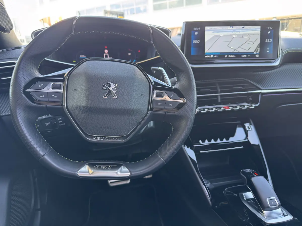 1.2 130PK GT Automaat | Bomvol! | Afneembare Trekhaak | Premium Focal Audio | Alcantara | Panoramadak | | DAB ontvanger | Dakrails | Dimlichten automatisch