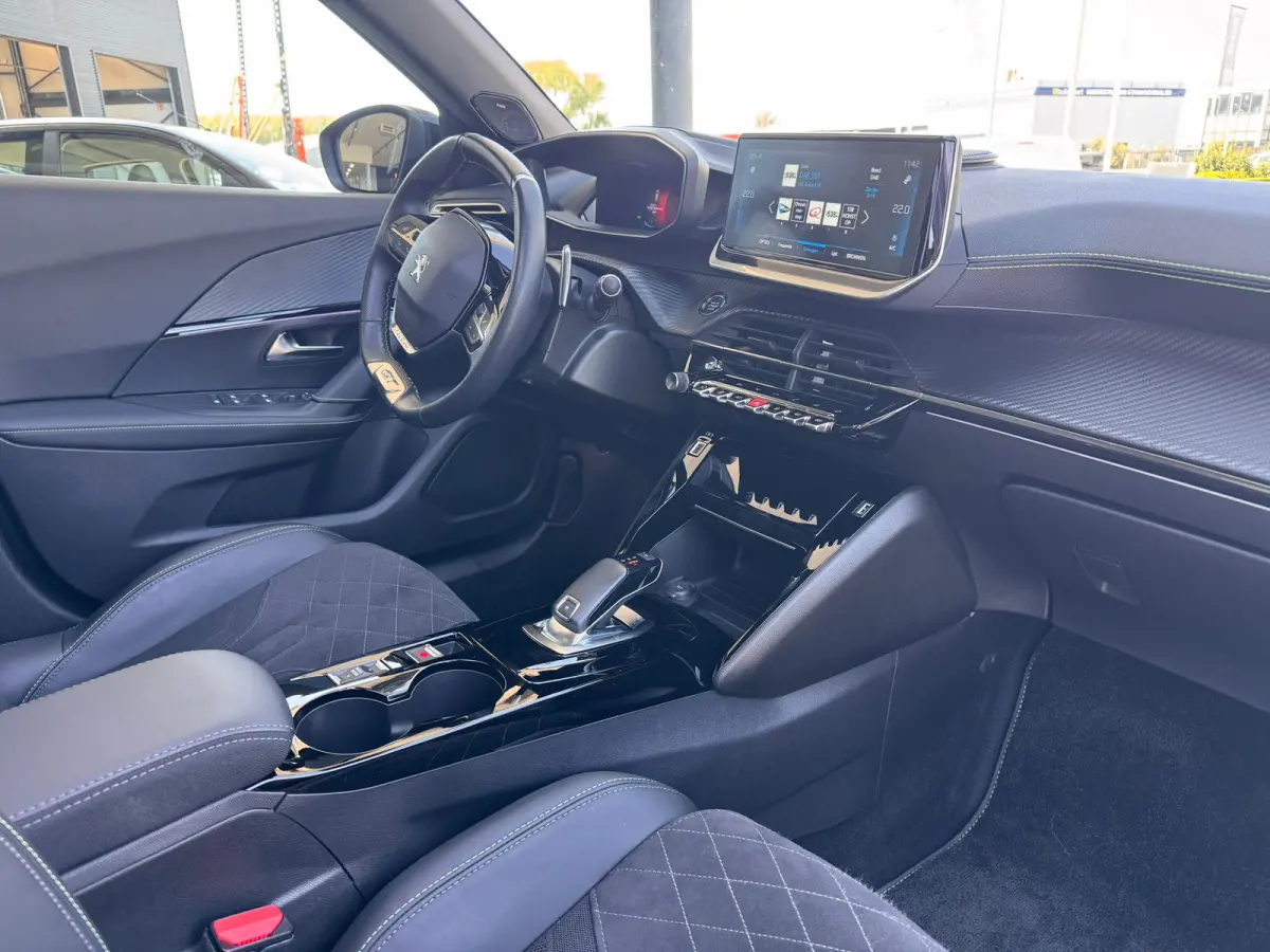 1.2 130PK GT Automaat | Bomvol! | Afneembare Trekhaak | Premium Focal Audio | Alcantara | Panoramadak | | DAB ontvanger | Dakrails | Dimlichten automatisch