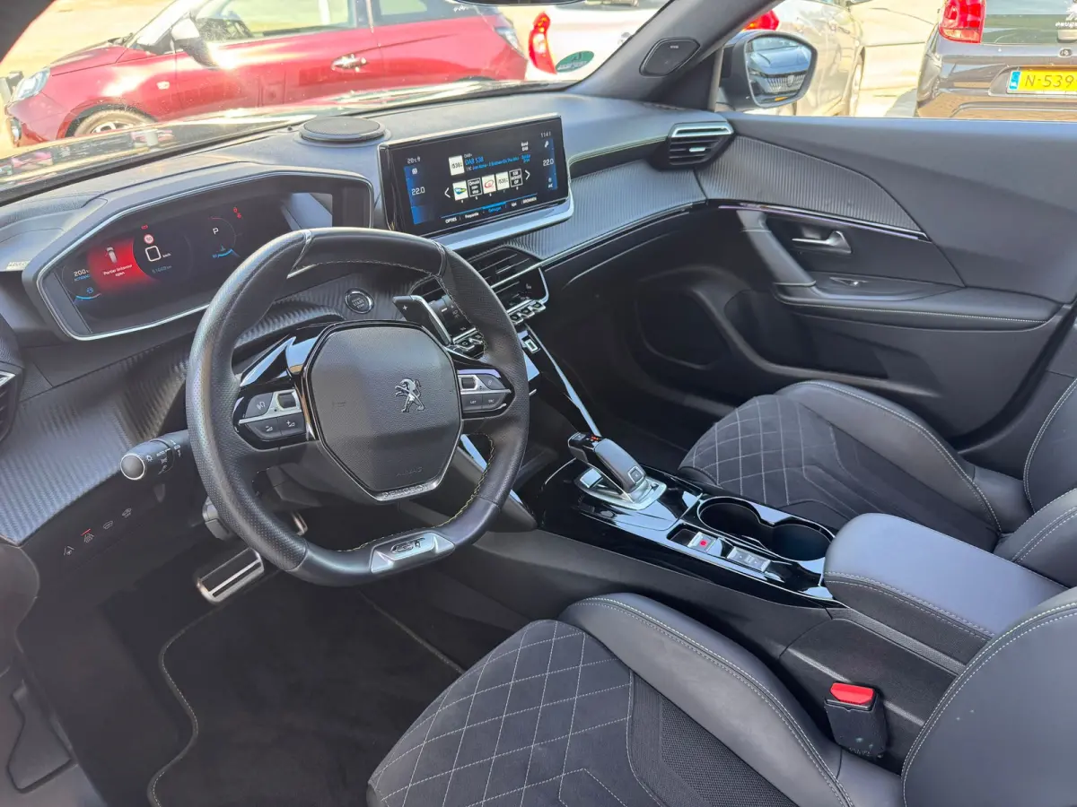 1.2 130PK GT Automaat | Bomvol! | Afneembare Trekhaak | Premium Focal Audio | Alcantara | Panoramadak | | DAB ontvanger | Dakrails | Dimlichten automatisch