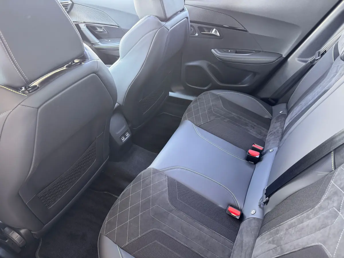 1.2 130PK GT Automaat | Bomvol! | Afneembare Trekhaak | Premium Focal Audio | Alcantara | Panoramadak | | DAB ontvanger | Dakrails | Dimlichten automatisch