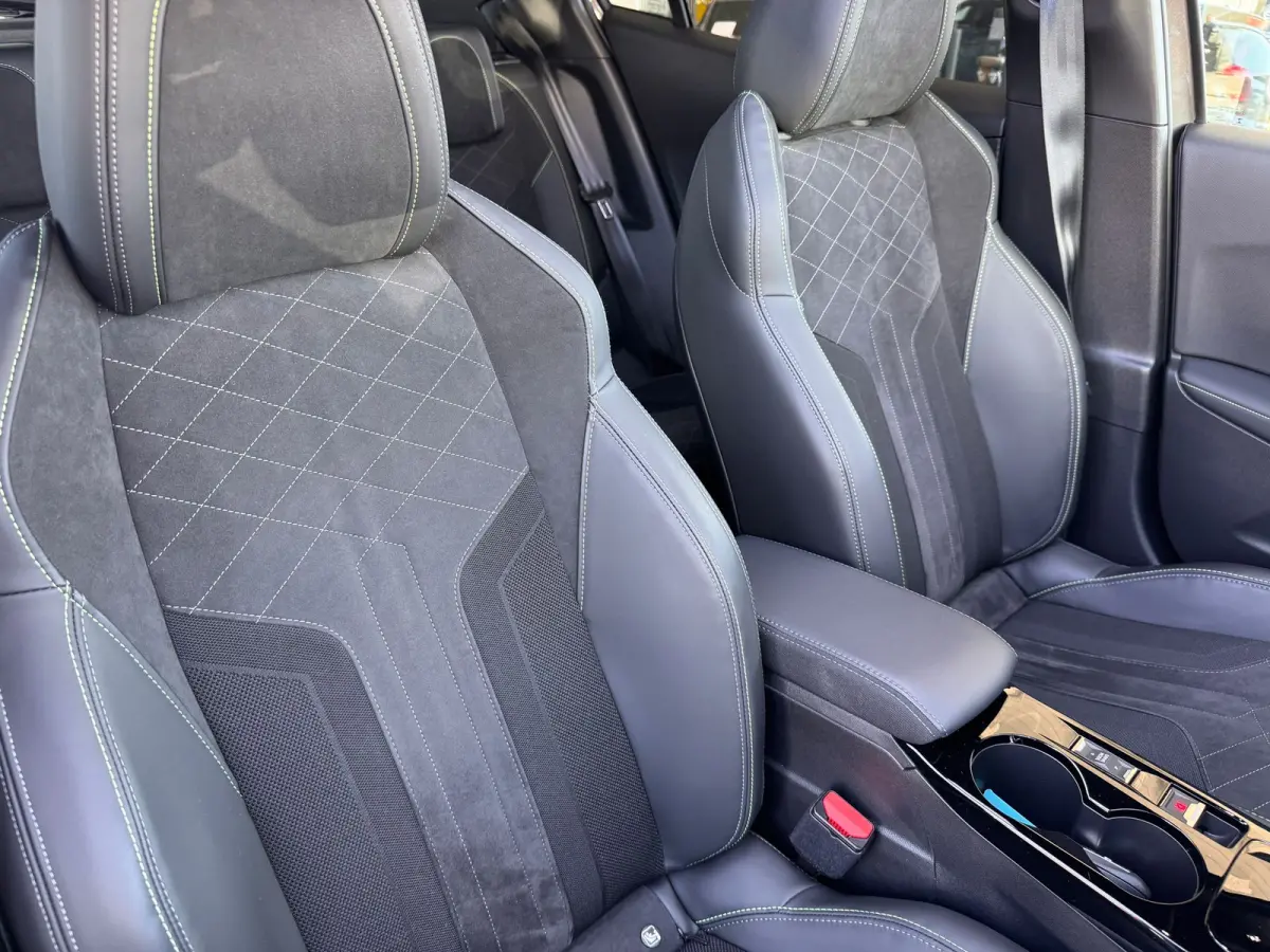 1.2 130PK GT Automaat | Bomvol! | Afneembare Trekhaak | Premium Focal Audio | Alcantara | Panoramadak | | DAB ontvanger | Dakrails | Dimlichten automatisch
