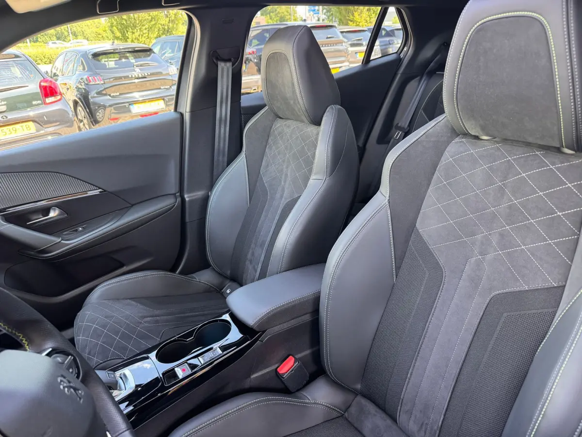 1.2 130PK GT Automaat | Bomvol! | Afneembare Trekhaak | Premium Focal Audio | Alcantara | Panoramadak | | DAB ontvanger | Dakrails | Dimlichten automatisch