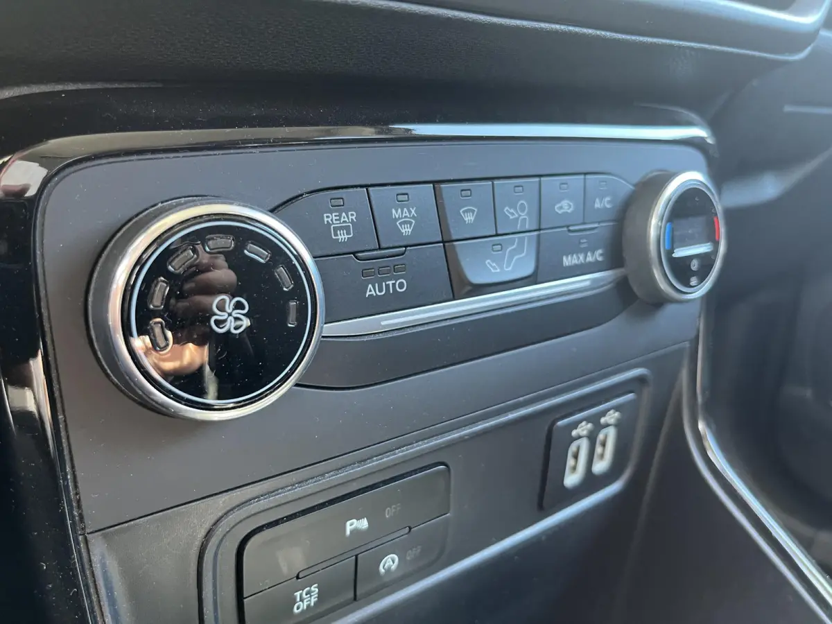 1.0 EcoBoost Titanium | Climate Control | Cruise Control | Afneembare Trekhaak | Achteruitrijcamera | B&O-Soundsystem | Navigatie | BLIS | Apple Carplay/ Android Auto |