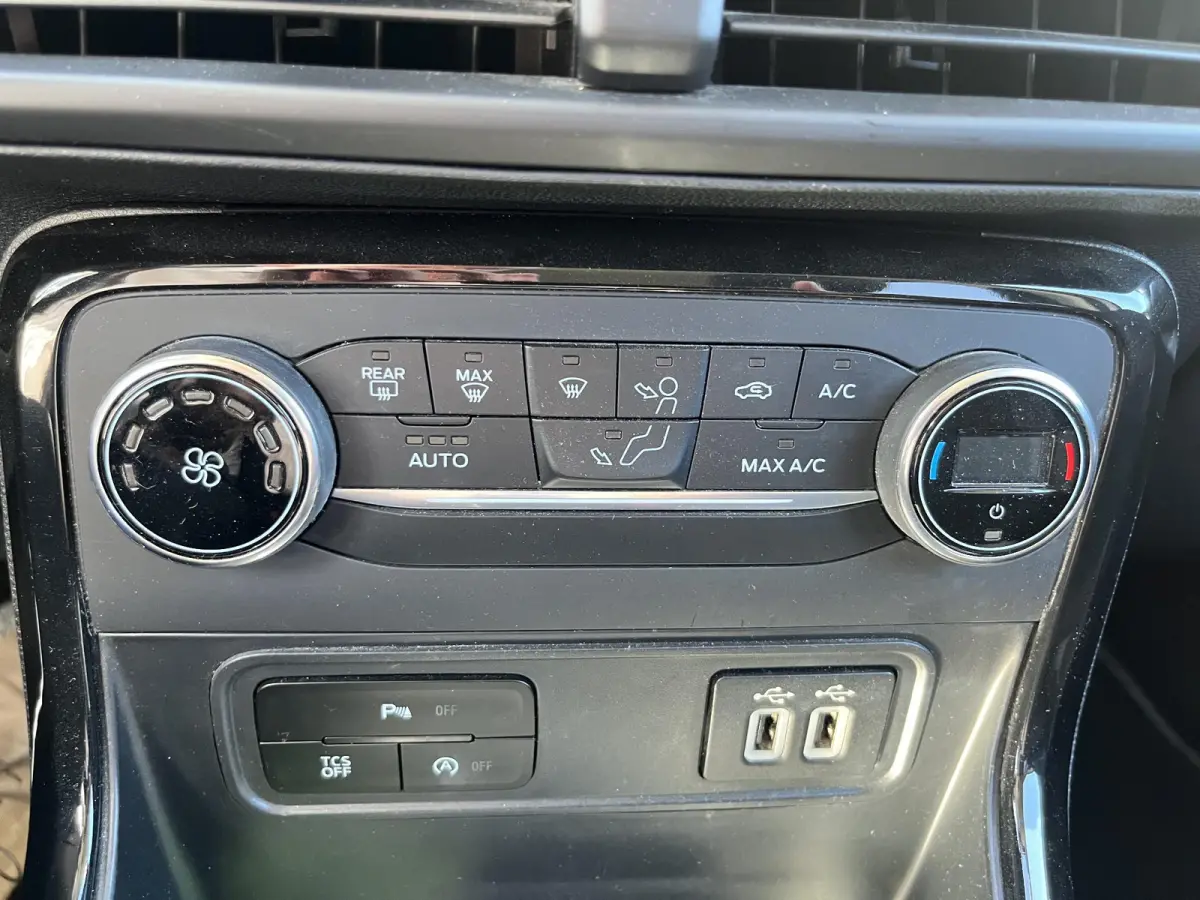 1.0 EcoBoost Titanium | Climate Control | Cruise Control | Afneembare Trekhaak | Achteruitrijcamera | B&O-Soundsystem | Navigatie | BLIS | Apple Carplay/ Android Auto |