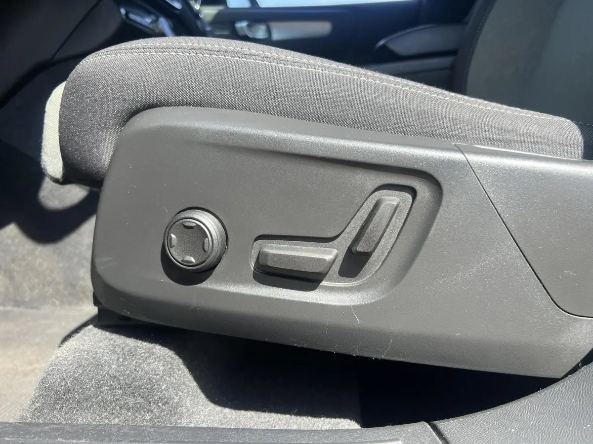 T5 Hybrid Plus Dark | 360 camera | Bliss | Harman kardon audio | Keyless | Cruise control |