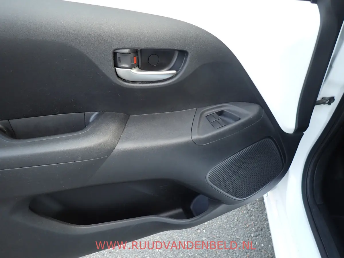 1.0 VVT-i X-CITE TWO-TONE / CRUISE / CARPLAY / CAMERA / AIRCO /
