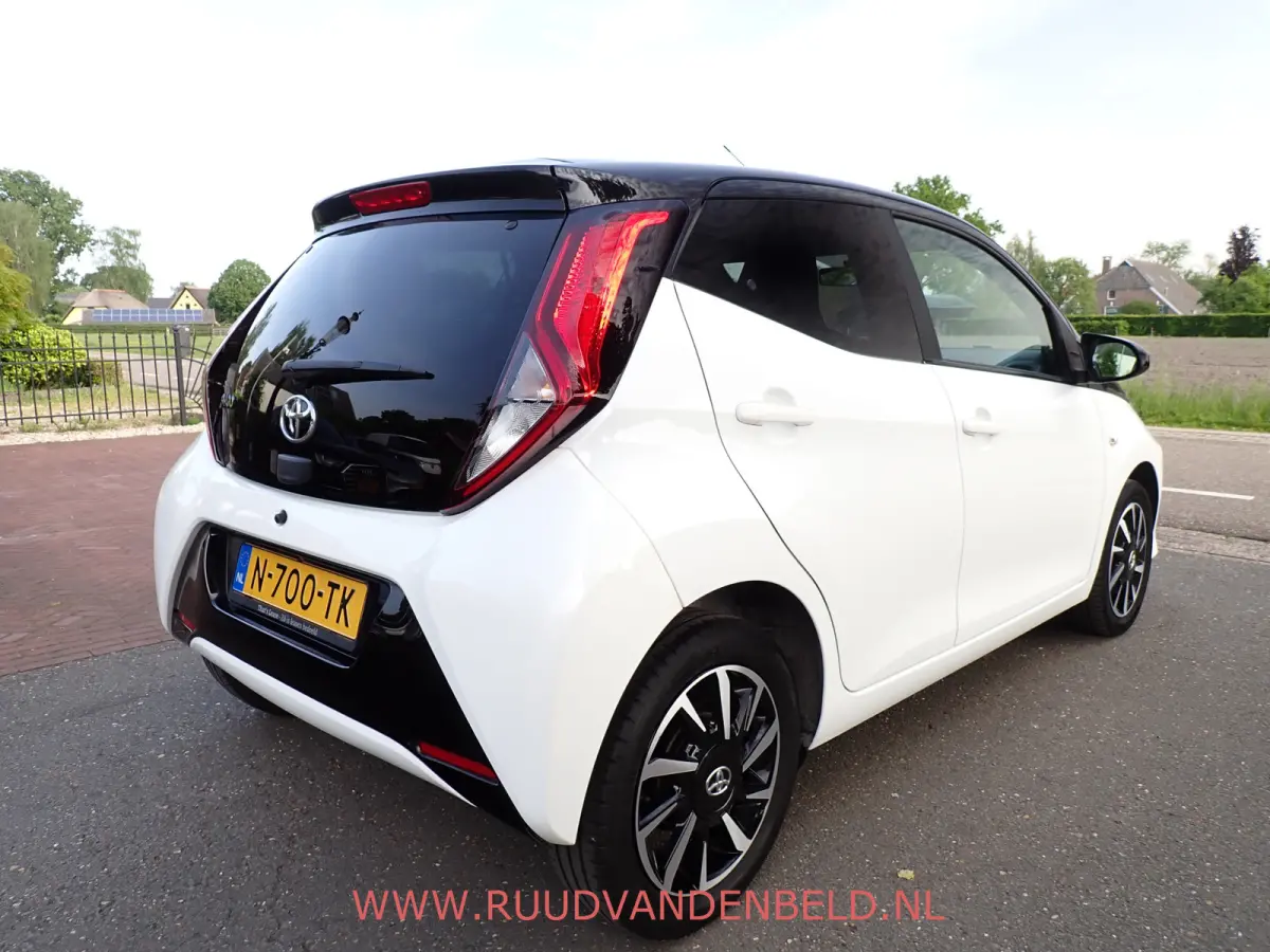 1.0 VVT-i X-CITE TWO-TONE / CRUISE / CARPLAY / CAMERA / AIRCO /