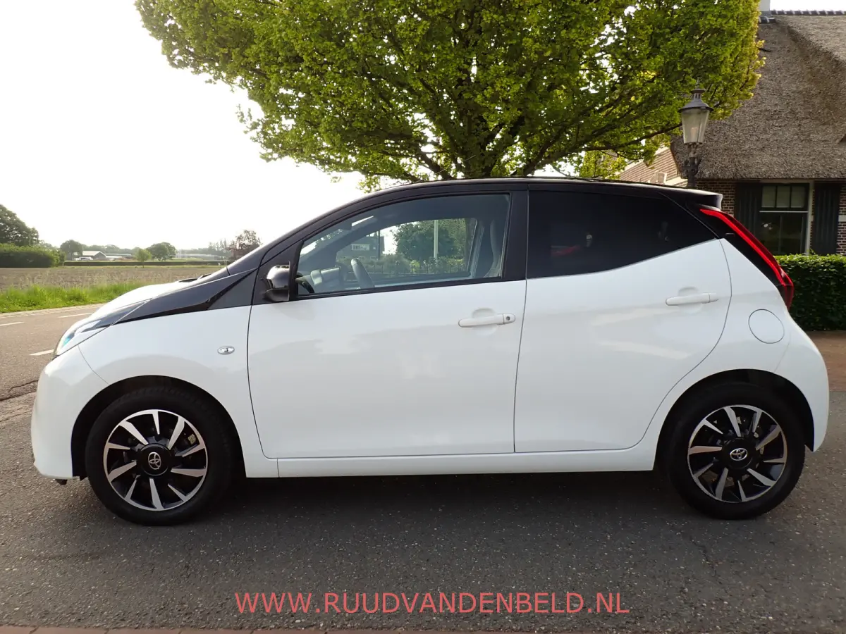 1.0 VVT-i X-CITE TWO-TONE / CRUISE / CARPLAY / CAMERA / AIRCO /