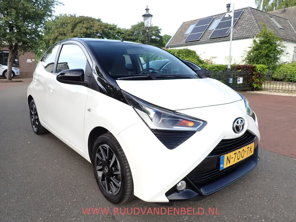 1.0 VVT-i X-CITE TWO-TONE / CRUISE / CARPLAY / CAMERA / AIRCO /