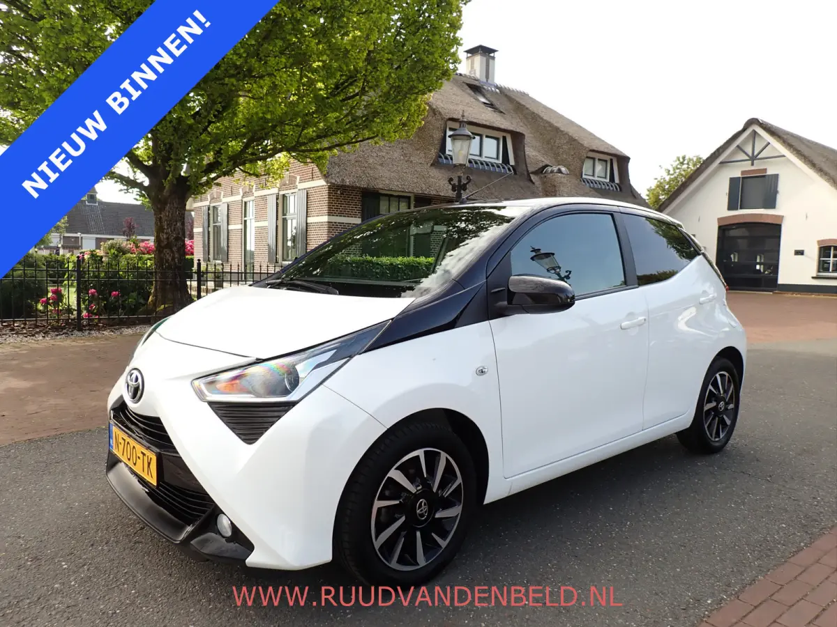 1.0 VVT-i X-CITE TWO-TONE / CRUISE / CARPLAY / CAMERA / AIRCO /