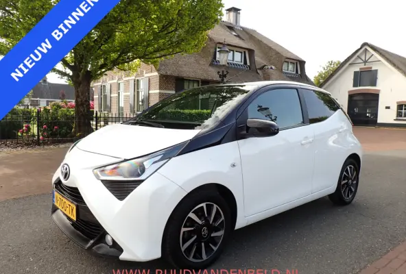 1.0 VVT-i X-CITE TWO-TONE / CRUISE / CARPLAY / CAMERA / AIRCO /