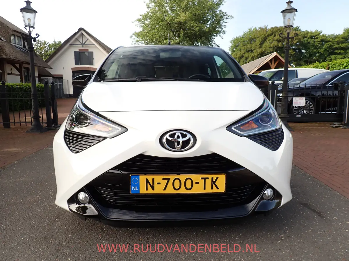 1.0 VVT-i X-CITE TWO-TONE / CRUISE / CARPLAY / CAMERA / AIRCO /