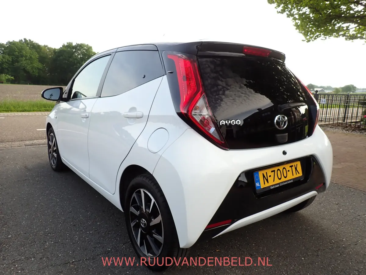 1.0 VVT-i X-CITE TWO-TONE / CRUISE / CARPLAY / CAMERA / AIRCO /