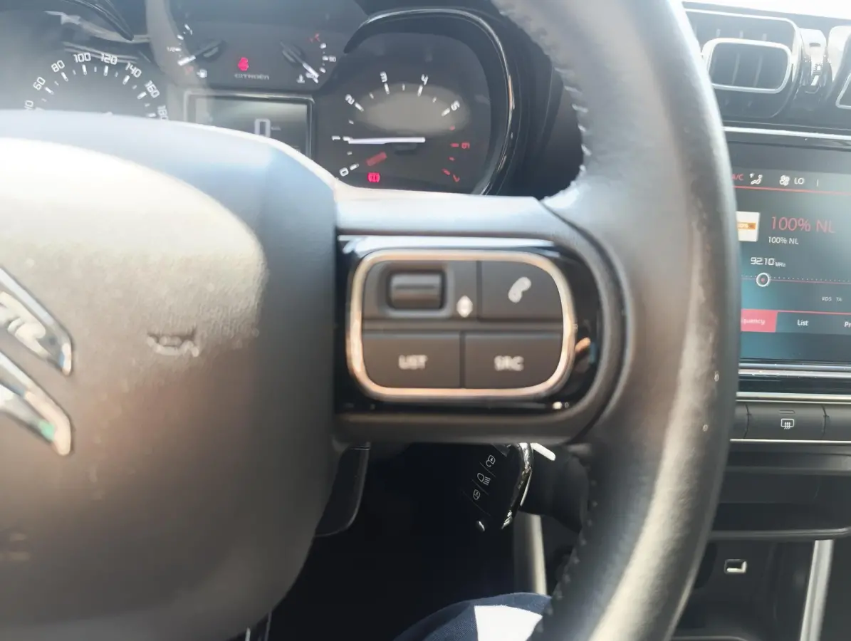 1.2 PureTech Shine | Parkeersensoren | Stoelverwarming | Navigatie | Lane Keeping | Climate Control