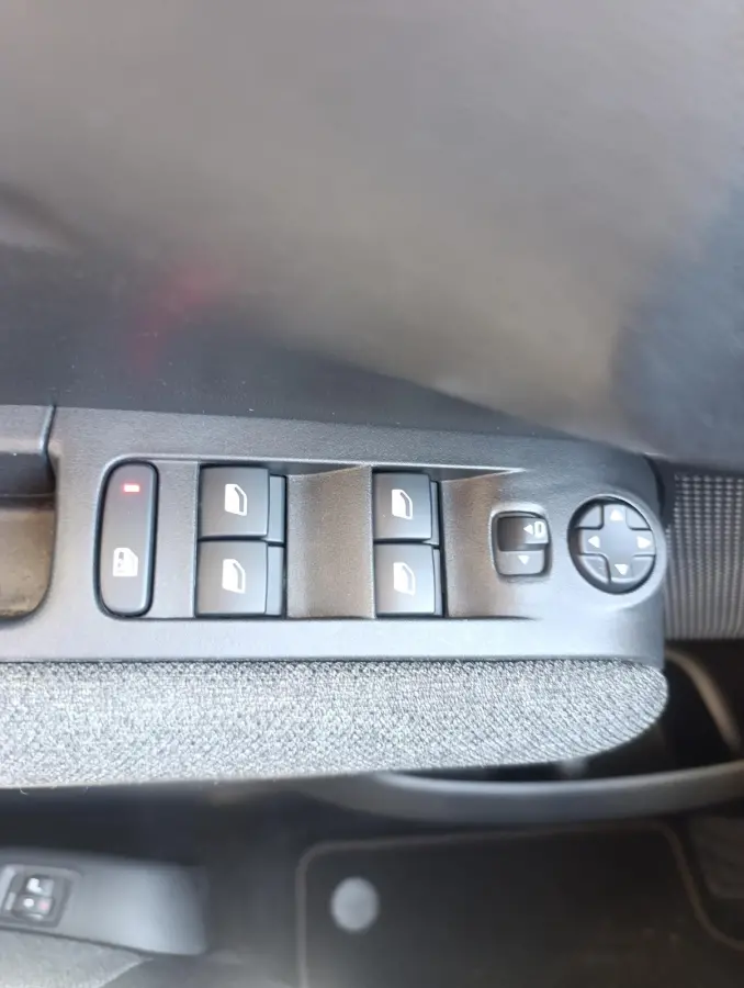 1.2 PureTech Shine | Parkeersensoren | Stoelverwarming | Navigatie | Lane Keeping | Climate Control