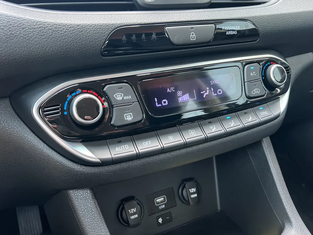 1.0 T-GDi 120pk MHEV Comfort Smart | Camera | Climate controle | Carplay | Cruise controle | Draadloos laden | Keyless entry | LED verlichting | Navigatie | Lichtmetalen velgen | Inklapbare 