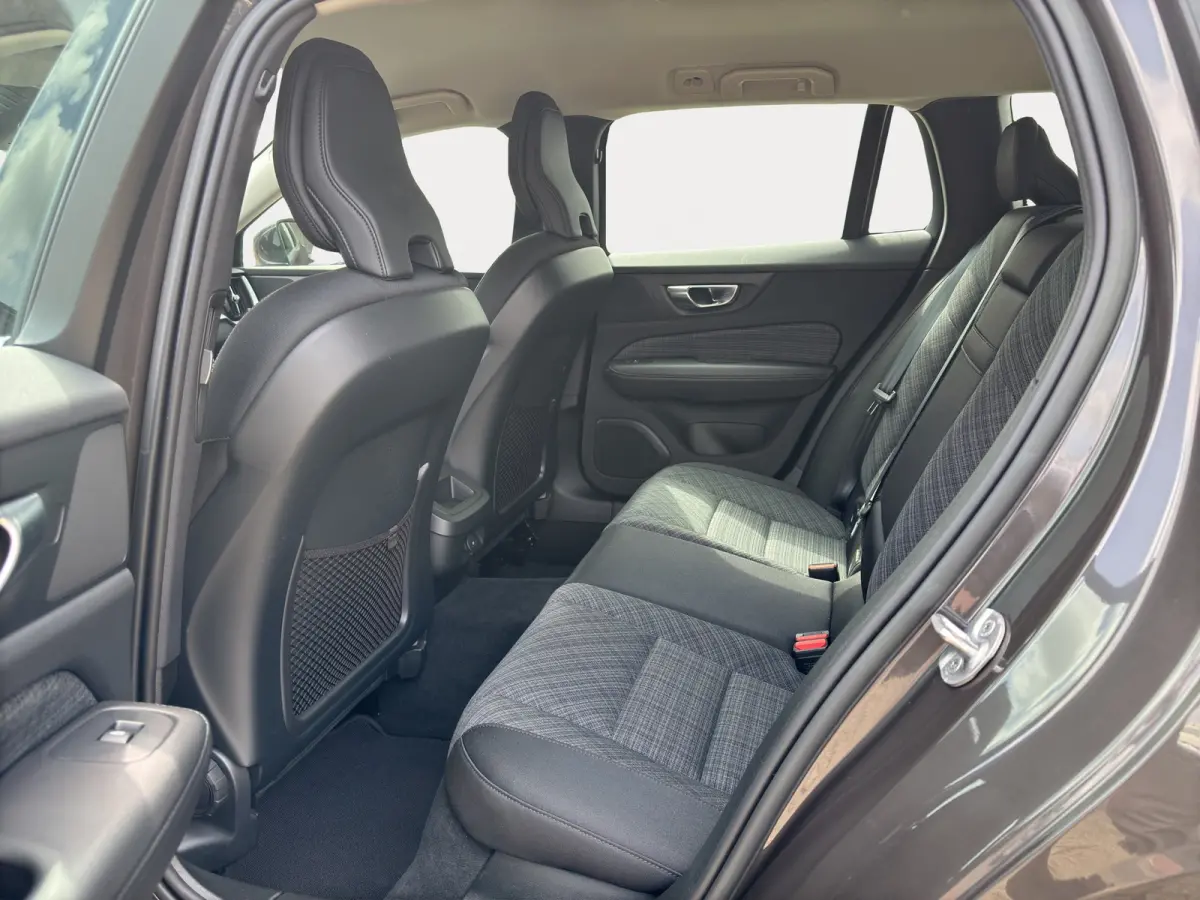 2.0 B4 Core | Apple Carplay/Android Auto|telefoonintegratie premium | Audio installatie | Cruise control adaptief met Stop&Go en stuurhulp