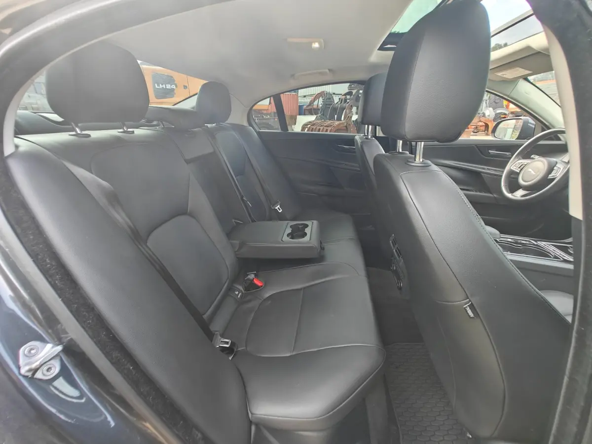 2.0 Turbo (240 pk) Prestige | Storm Grey | Panorama | Meridian | Cold Climate Pack