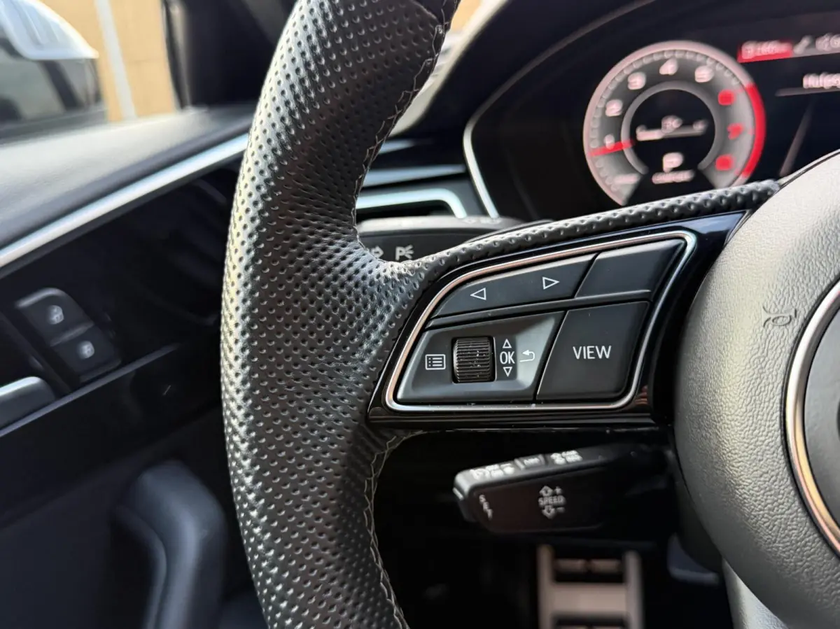 35 TFSI S edition Competition Automaat | Navigatiesysteem | Elektrisch inklapbare spiegels | Afgevlakt stuurwiel | LED verlichting | S-line pakket | Apple CarPlay/Android Auto | Getint glas 