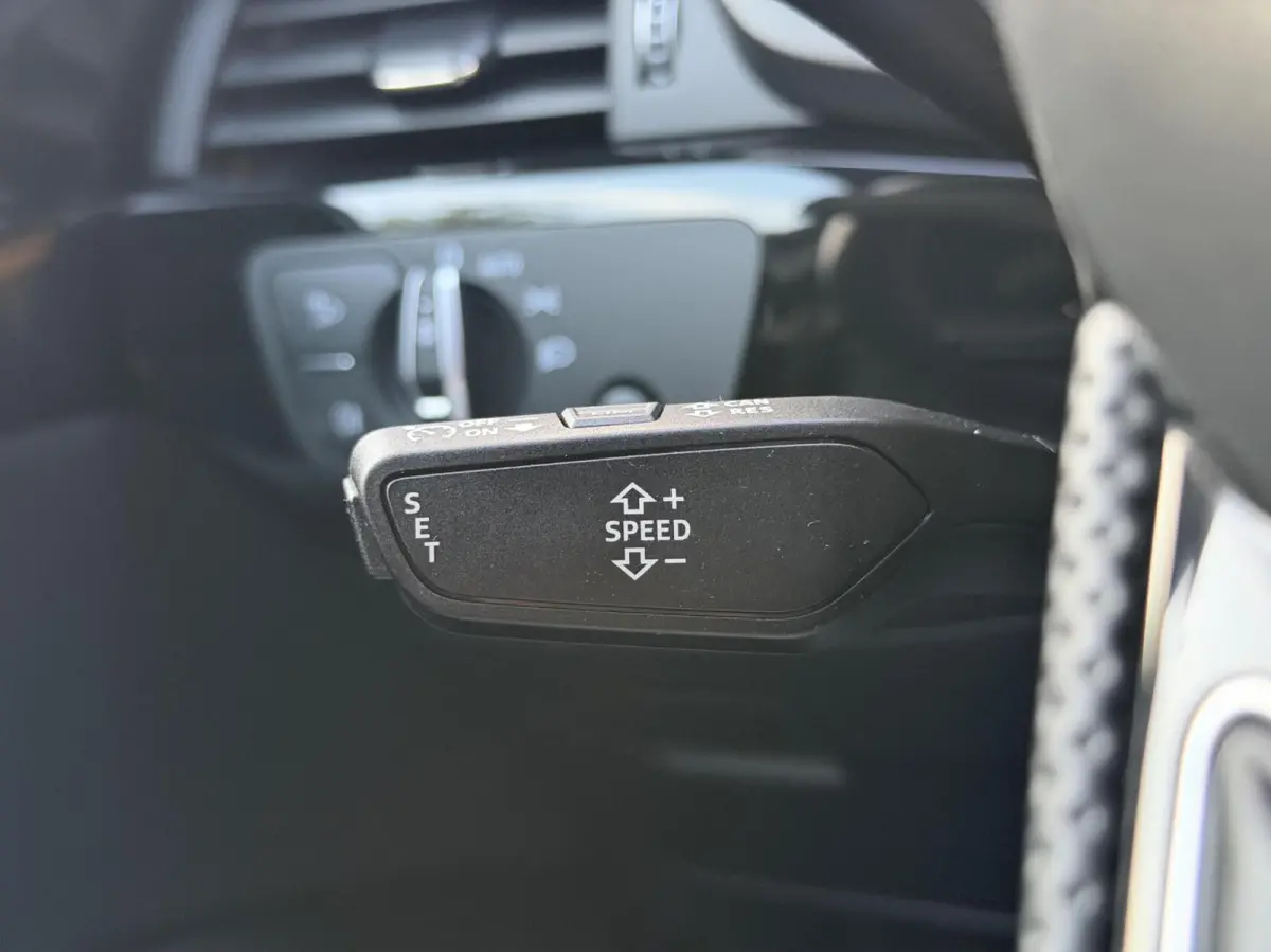 35 TFSI S edition Competition Automaat | Navigatiesysteem | Elektrisch inklapbare spiegels | Afgevlakt stuurwiel | LED verlichting | S-line pakket | Apple CarPlay/Android Auto | Getint glas 