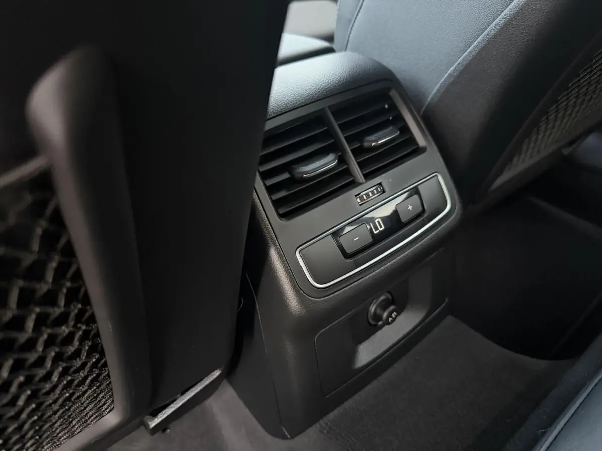 35 TFSI S edition Competition Automaat | Navigatiesysteem | Elektrisch inklapbare spiegels | Afgevlakt stuurwiel | LED verlichting | S-line pakket | Apple CarPlay/Android Auto | Getint glas 