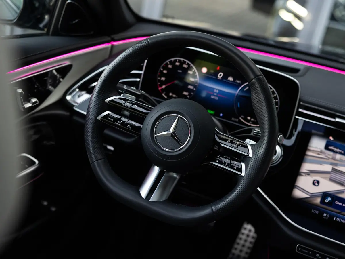 300 e AMG Line | SOFTCLOSE | AIRMATIC | HEAD-UP | ACHTERASBESTURING | STOELMASSAGE | STOELVENTILATIE | 20 INCH | RIJ-ASSISTENTIE PAKKET | 360 CAMERA | KEYLESS | ELEKTR.TREKHAAK | PANORAMA/SC