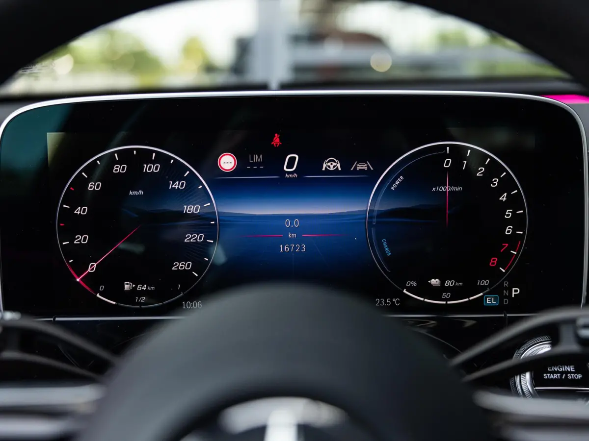300 e AMG Line | SOFTCLOSE | AIRMATIC | HEAD-UP | ACHTERASBESTURING | STOELMASSAGE | STOELVENTILATIE | 20 INCH | RIJ-ASSISTENTIE PAKKET | 360 CAMERA | KEYLESS | ELEKTR.TREKHAAK | PANORAMA/SC