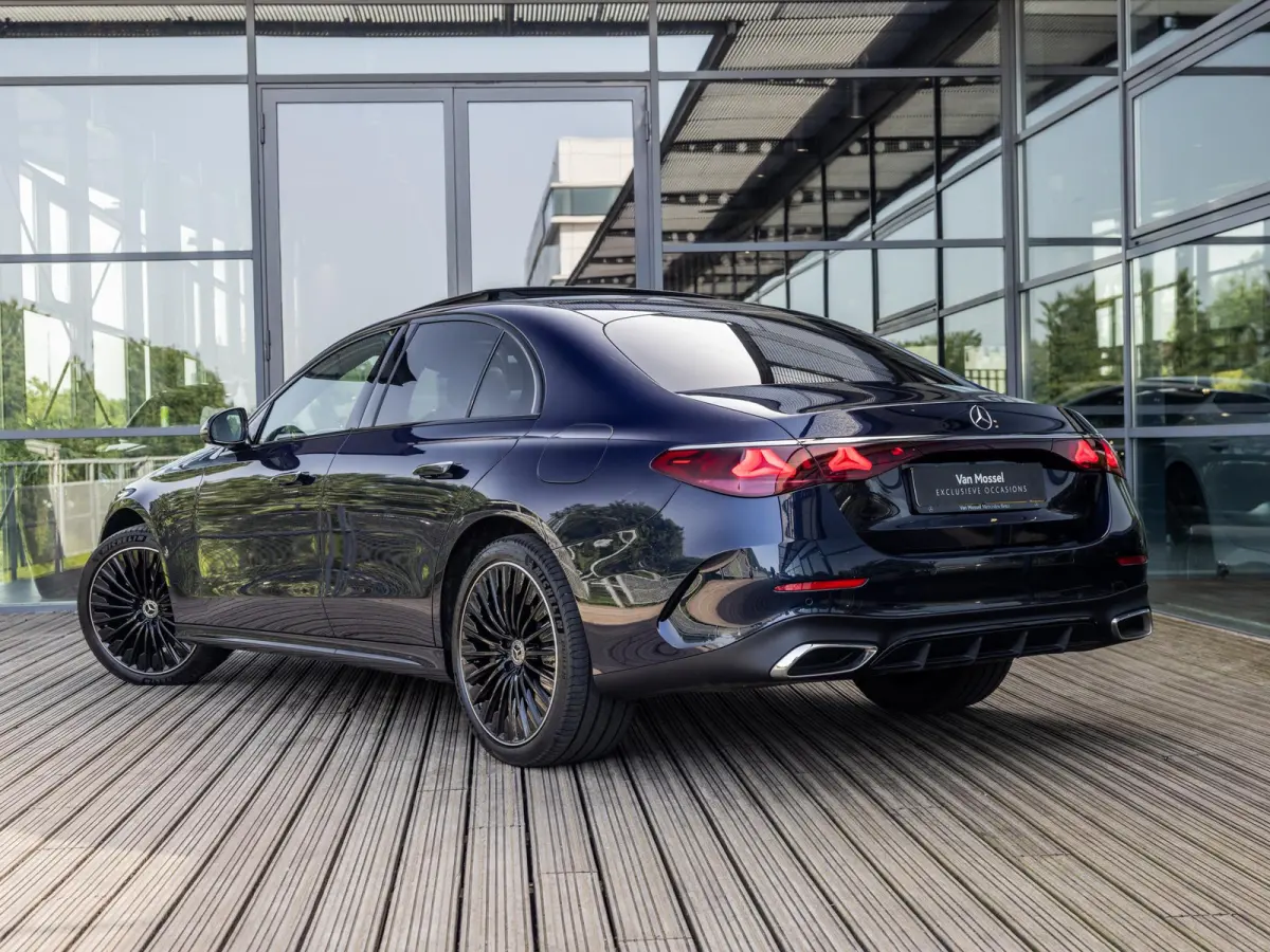 300 e AMG Line | SOFTCLOSE | AIRMATIC | HEAD-UP | ACHTERASBESTURING | STOELMASSAGE | STOELVENTILATIE | 20 INCH | RIJ-ASSISTENTIE PAKKET | 360 CAMERA | KEYLESS | ELEKTR.TREKHAAK | PANORAMA/SC