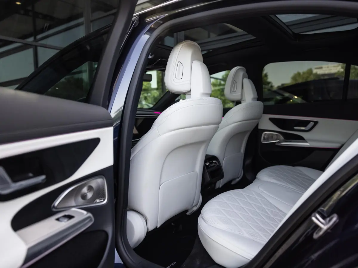300 e AMG Line | SOFTCLOSE | AIRMATIC | HEAD-UP | ACHTERASBESTURING | STOELMASSAGE | STOELVENTILATIE | 20 INCH | RIJ-ASSISTENTIE PAKKET | 360 CAMERA | KEYLESS | ELEKTR.TREKHAAK | PANORAMA/SC