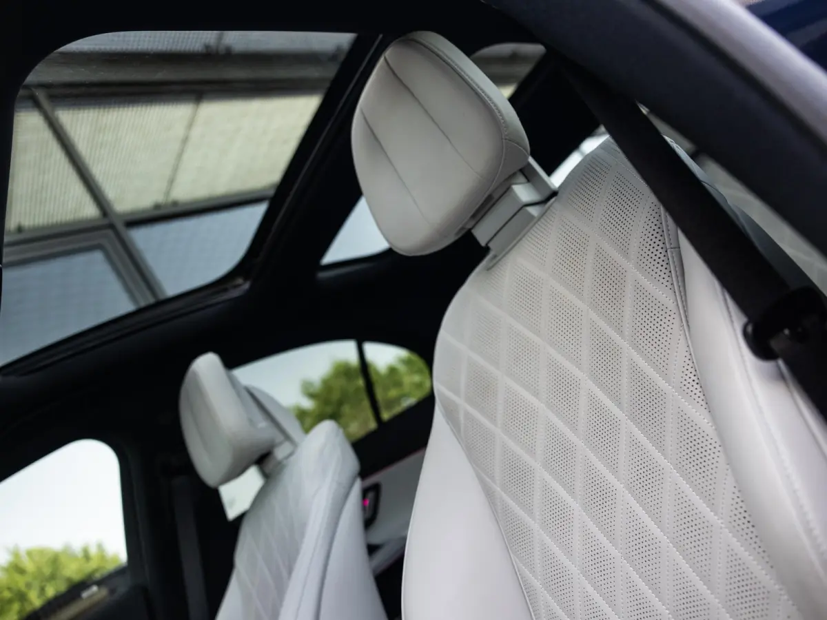300 e AMG Line | SOFTCLOSE | AIRMATIC | HEAD-UP | ACHTERASBESTURING | STOELMASSAGE | STOELVENTILATIE | 20 INCH | RIJ-ASSISTENTIE PAKKET | 360 CAMERA | KEYLESS | ELEKTR.TREKHAAK | PANORAMA/SC