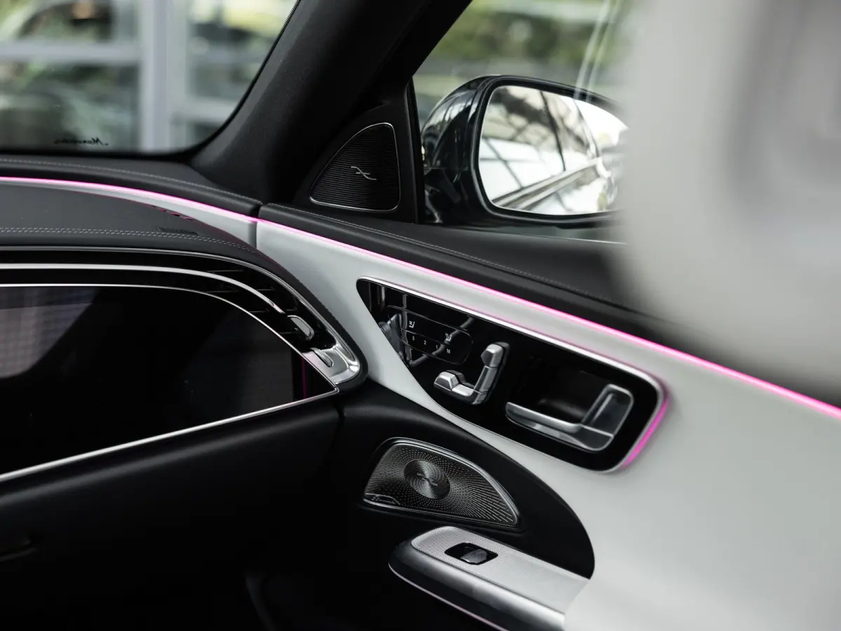 300 e AMG Line | SOFTCLOSE | AIRMATIC | HEAD-UP | ACHTERASBESTURING | STOELMASSAGE | STOELVENTILATIE | 20 INCH | RIJ-ASSISTENTIE PAKKET | 360 CAMERA | KEYLESS | ELEKTR.TREKHAAK | PANORAMA/SC