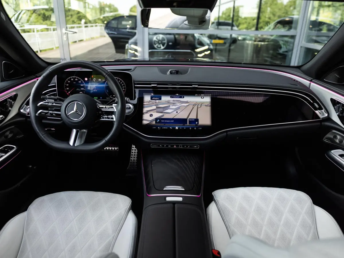 300 e AMG Line | SOFTCLOSE | AIRMATIC | HEAD-UP | ACHTERASBESTURING | STOELMASSAGE | STOELVENTILATIE | 20 INCH | RIJ-ASSISTENTIE PAKKET | 360 CAMERA | KEYLESS | ELEKTR.TREKHAAK | PANORAMA/SC