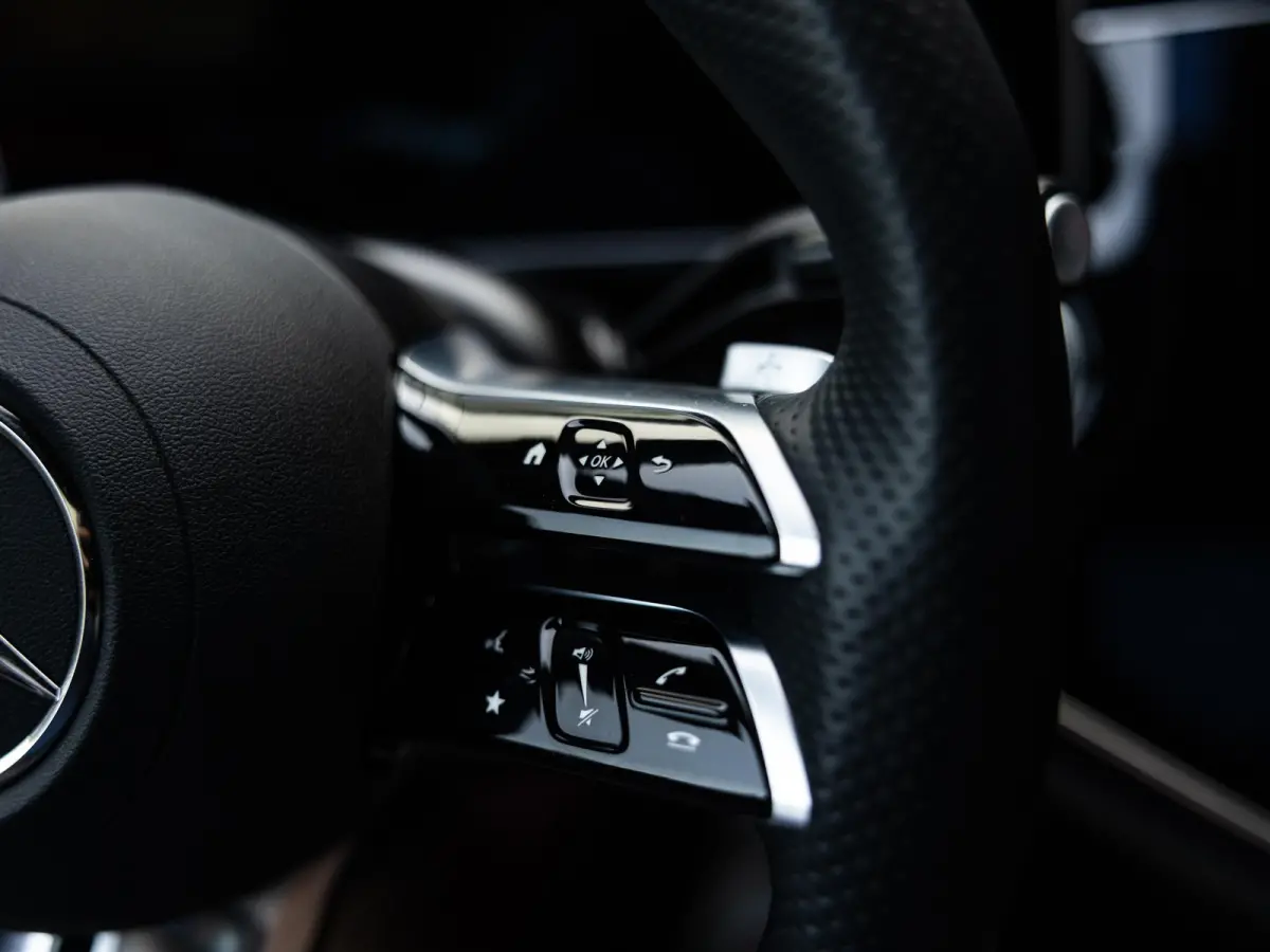 300 e AMG Line | SOFTCLOSE | AIRMATIC | HEAD-UP | ACHTERASBESTURING | STOELMASSAGE | STOELVENTILATIE | 20 INCH | RIJ-ASSISTENTIE PAKKET | 360 CAMERA | KEYLESS | ELEKTR.TREKHAAK | PANORAMA/SC