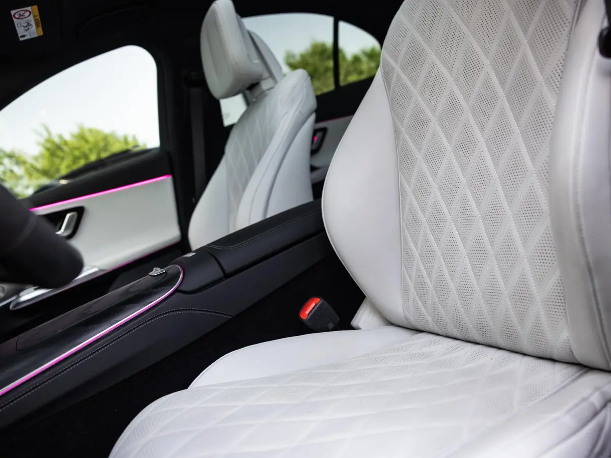 300 e AMG Line | SOFTCLOSE | AIRMATIC | HEAD-UP | ACHTERASBESTURING | STOELMASSAGE | STOELVENTILATIE | 20 INCH | RIJ-ASSISTENTIE PAKKET | 360 CAMERA | KEYLESS | ELEKTR.TREKHAAK | PANORAMA/SC