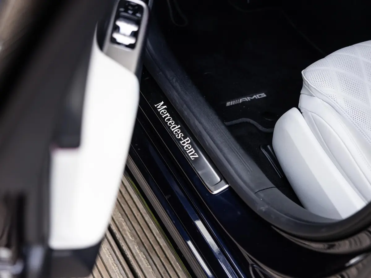 300 e AMG Line | SOFTCLOSE | AIRMATIC | HEAD-UP | ACHTERASBESTURING | STOELMASSAGE | STOELVENTILATIE | 20 INCH | RIJ-ASSISTENTIE PAKKET | 360 CAMERA | KEYLESS | ELEKTR.TREKHAAK | PANORAMA/SC