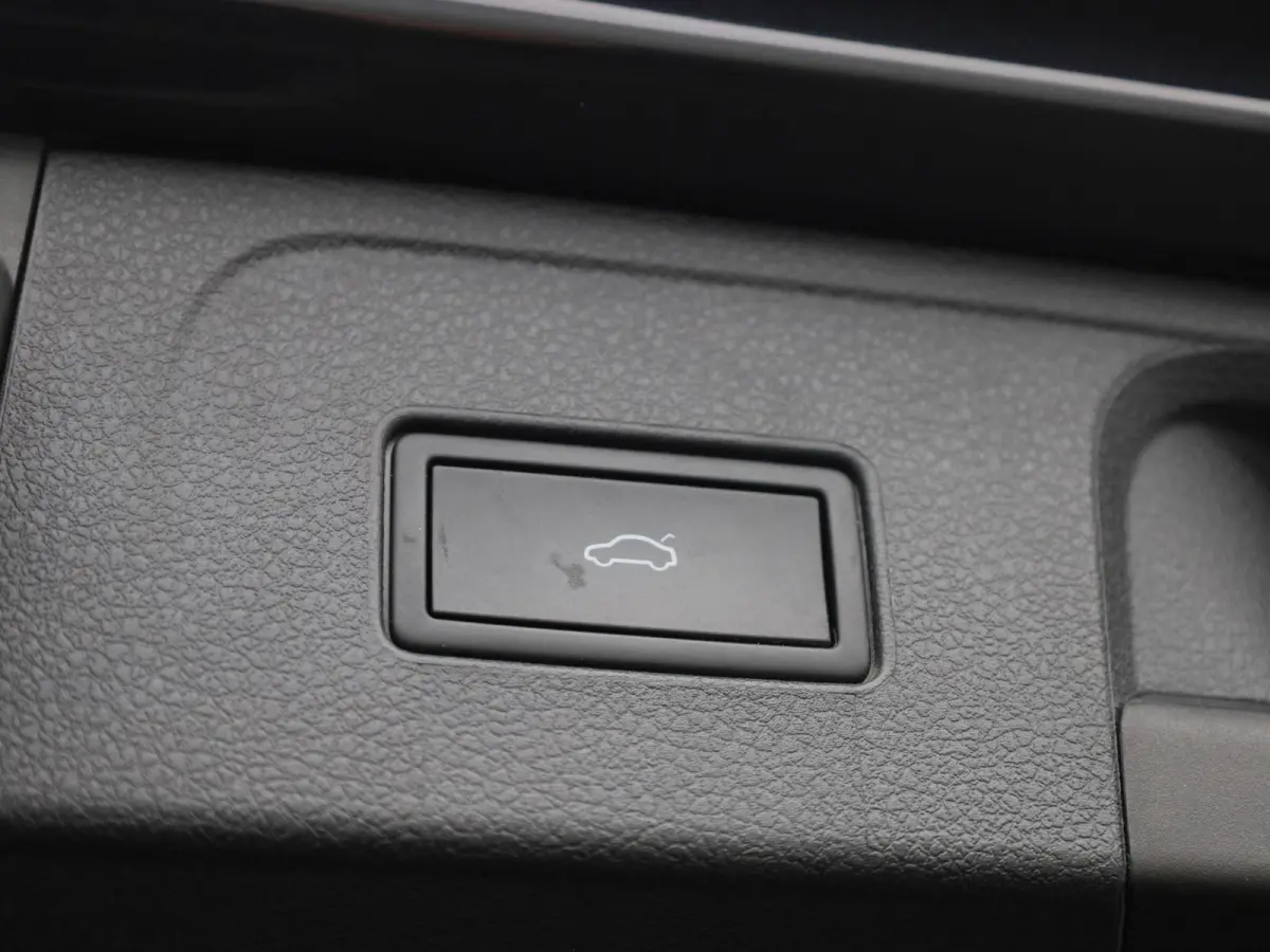 2.0 TDI Elegance Business R AUTOMAAT | SPORTSTOELEN | NAVIGATIE | APPLE CARPLAY | CAMERA | CLIMA | ADAPTIEVE CRUISE | DAB | PDC | ELEKTRISCHE KOFFERKLEP EN STOEL | 12 MAANDEN BOVAG GARANTIE 