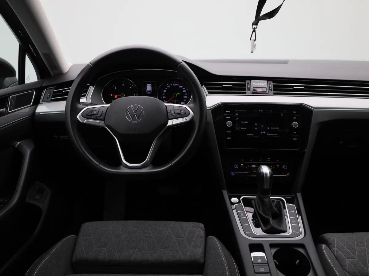 2.0 TDI Elegance Business R AUTOMAAT | SPORTSTOELEN | NAVIGATIE | APPLE CARPLAY | CAMERA | CLIMA | ADAPTIEVE CRUISE | DAB | PDC | ELEKTRISCHE KOFFERKLEP EN STOEL | 12 MAANDEN BOVAG GARANTIE 