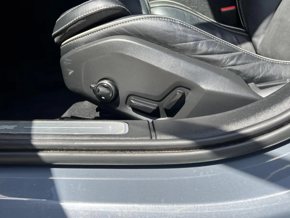 T6 AWD R-Design | Blis | Pano dak | Trekhaak | AppleCarplay | Google | Keyless | Stuur en Stoel verwarming | Harman Kardon audio | Elektrische stoelen |