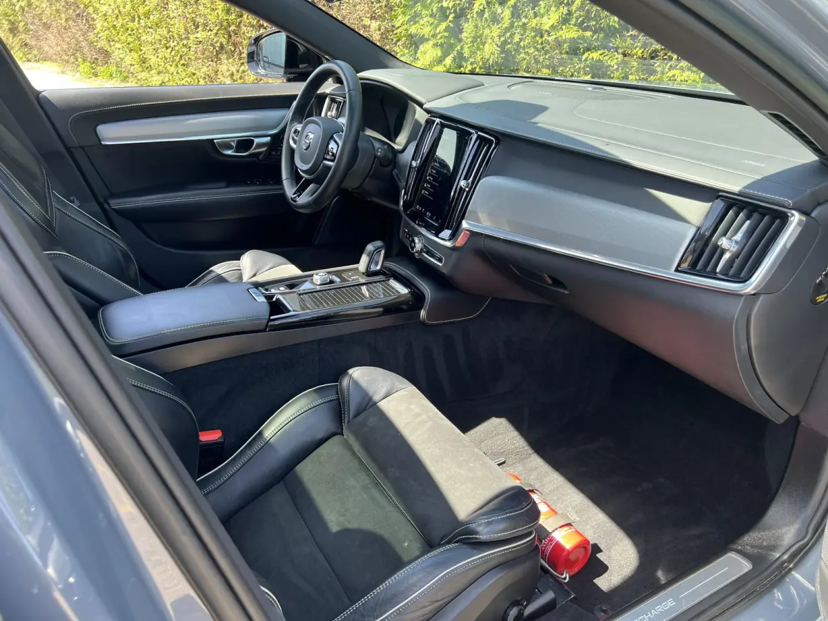 T6 AWD R-Design | Blis | Pano dak | Trekhaak | AppleCarplay | Google | Keyless | Stuur en Stoel verwarming | Harman Kardon audio | Elektrische stoelen |
