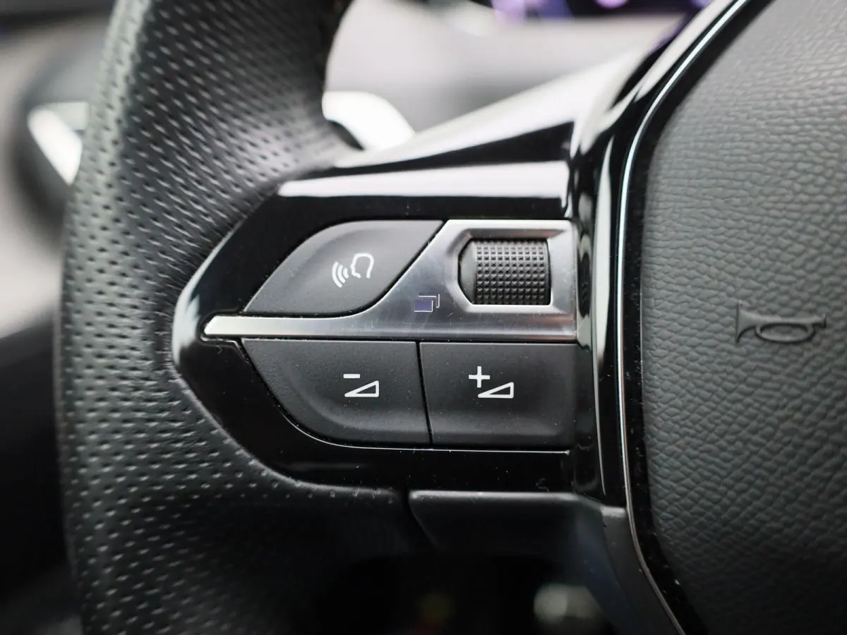 1.2 PureTech GT | Apple Carplay / Android Auto | Camera | Parkeersensoren | Alcantara Bekleding | Climate Control |