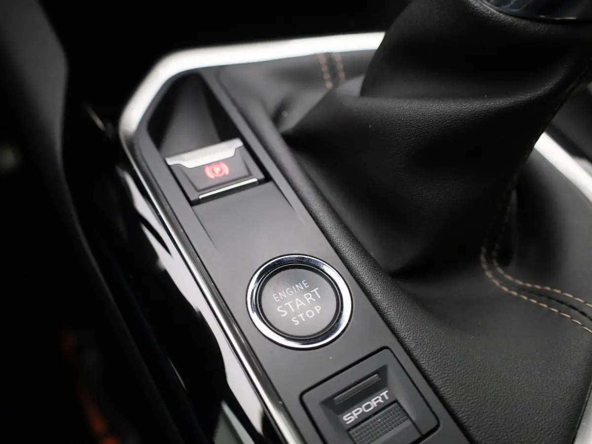 1.2 PureTech GT | Apple Carplay / Android Auto | Camera | Parkeersensoren | Alcantara Bekleding | Climate Control |