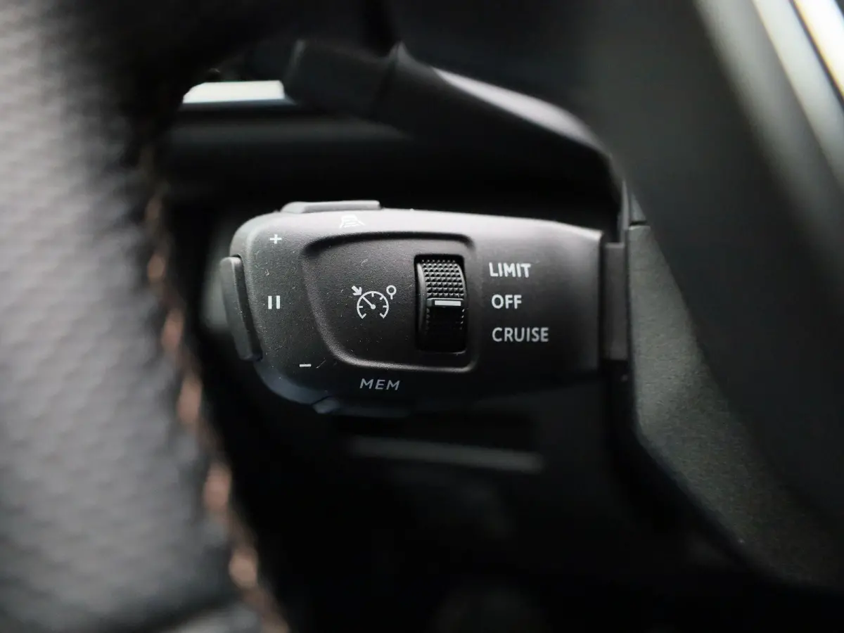 1.2 PureTech GT | Apple Carplay / Android Auto | Camera | Parkeersensoren | Alcantara Bekleding | Climate Control |