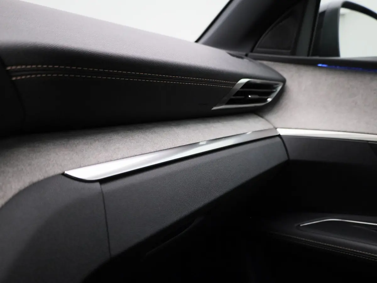 1.2 PureTech GT | Apple Carplay / Android Auto | Camera | Parkeersensoren | Alcantara Bekleding | Climate Control |