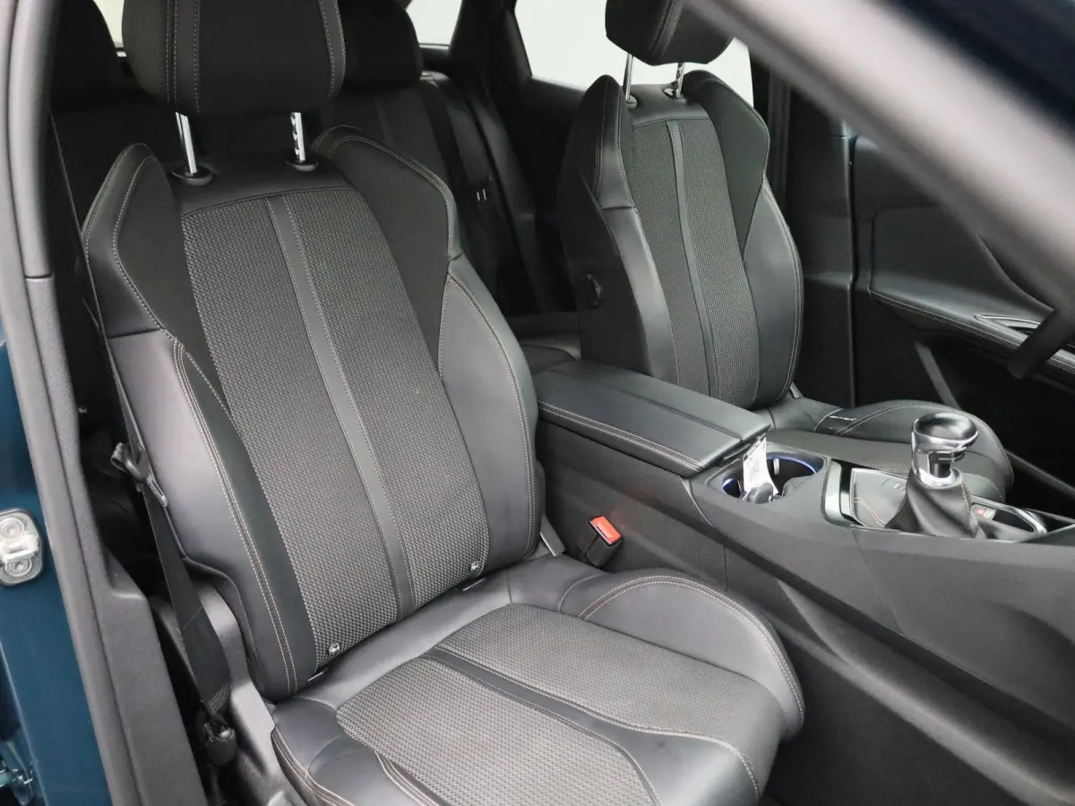 1.2 PureTech GT | Apple Carplay / Android Auto | Camera | Parkeersensoren | Alcantara Bekleding | Climate Control |