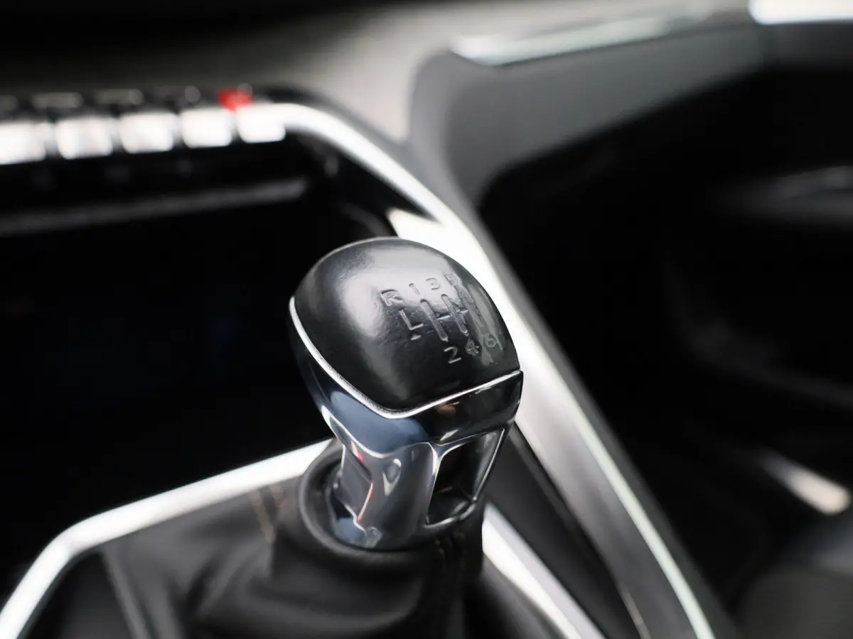1.2 PureTech GT | Apple Carplay / Android Auto | Camera | Parkeersensoren | Alcantara Bekleding | Climate Control |
